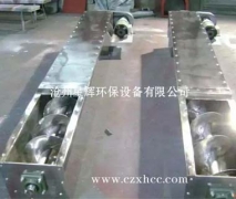 本公司自行設(shè)計(jì)的各種規(guī)格不銹鋼螺旋輸送機(jī)，其整體剛性好、運(yùn)轉(zhuǎn)平穩(wěn)、易對(duì)中、密封可靠，不銹鋼有軸螺旋機(jī)的螺旋軸一般采用兩端部滾動(dòng)軸承支承（滾動(dòng)軸承采用國(guó)內(nèi)外的優(yōu)質(zhì)產(chǎn)